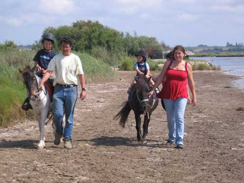 Balade en famille a poney au bord de l'etang situe derriere le ranch le petit sam