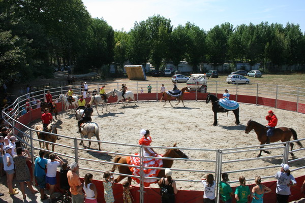 spectacle d'equitation a villeneuve les beziers pendant la feria